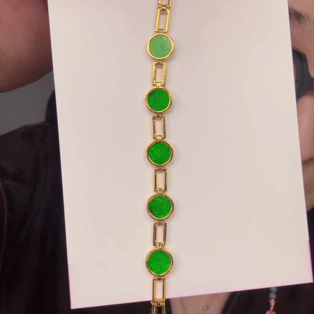 翡翠未镶嵌颈饰一对