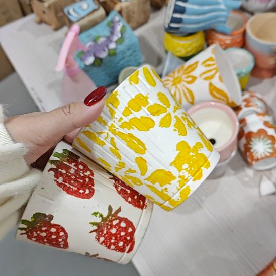 当场拍满15元发货不凑不发，花盆盆口不方不圆有针孔黑点是正常的，