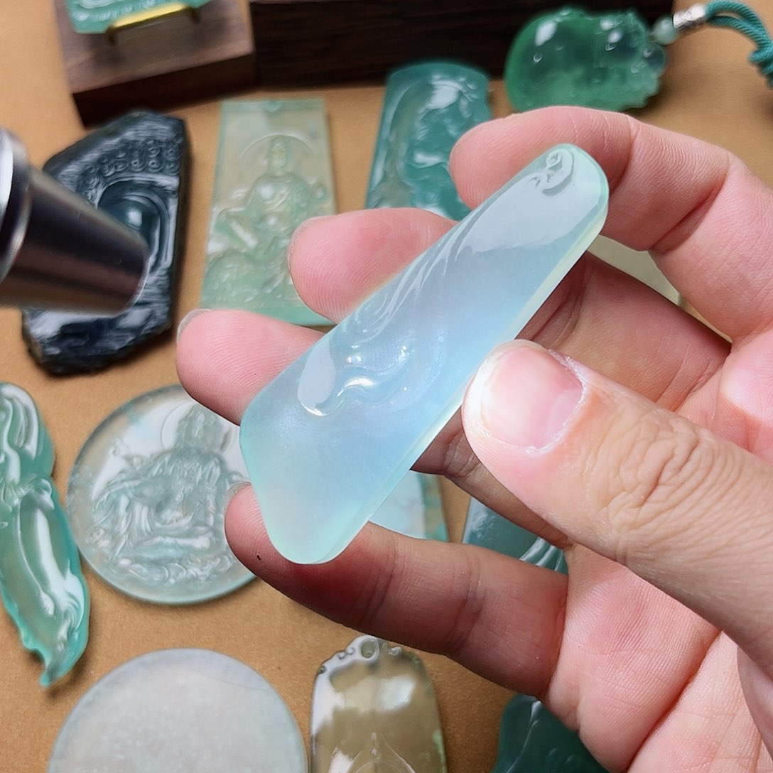 蛇纹石玉颈饰合金