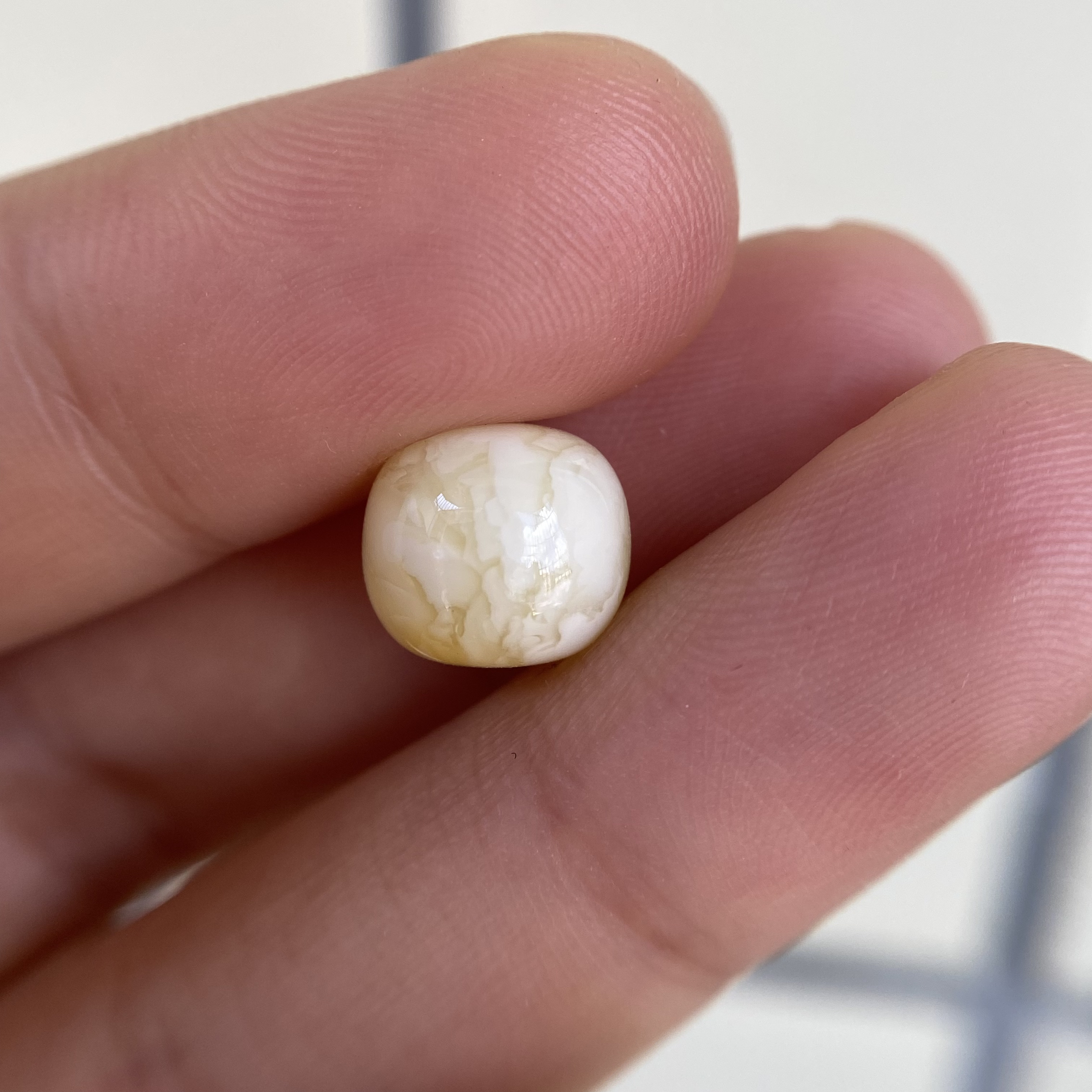 蜜蜡沁色千层老型配饰10.0×9.0mm，孔边微沁，无优化保天然