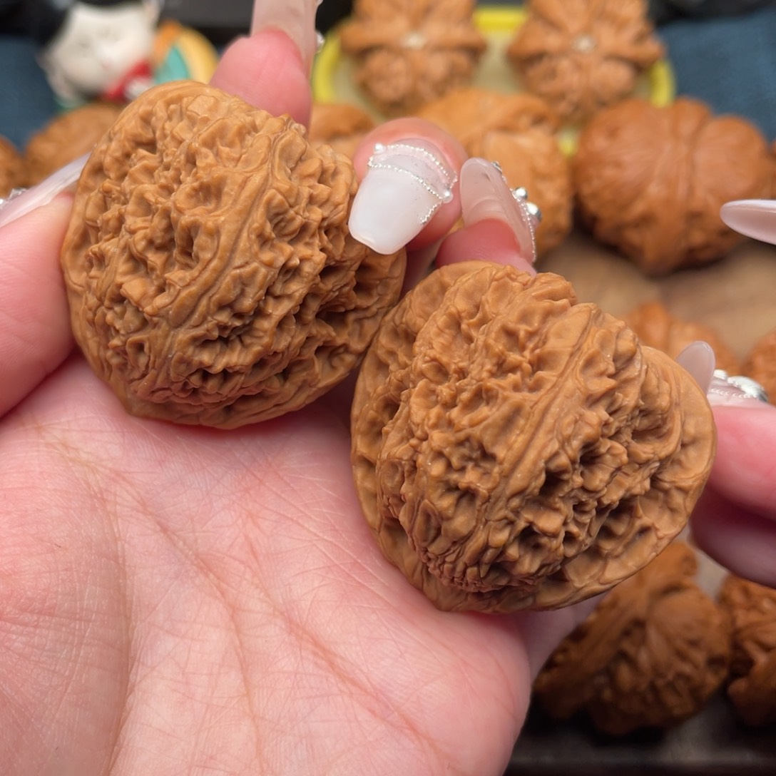 把件文玩核桃全品，逐鹿红皮三角南疆42，大克重