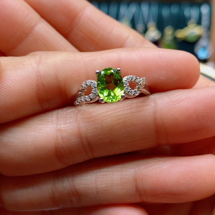 银S925镶嵌戒指橄榄石淡***。天然橄榄石戒指