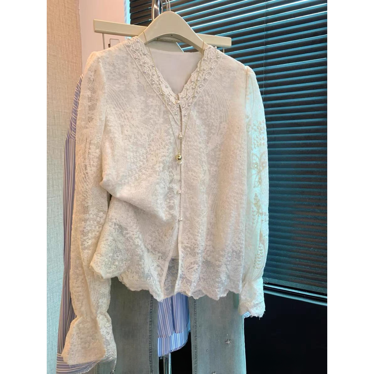 【751】名媛风重工钉珠蕾丝衬衫女早秋喇叭长袖v领衬衣法式小资上衣