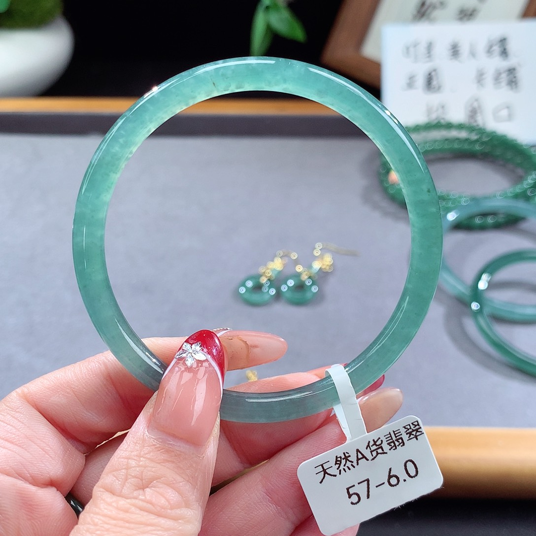 翡翠手镯（圆镯）未镶嵌