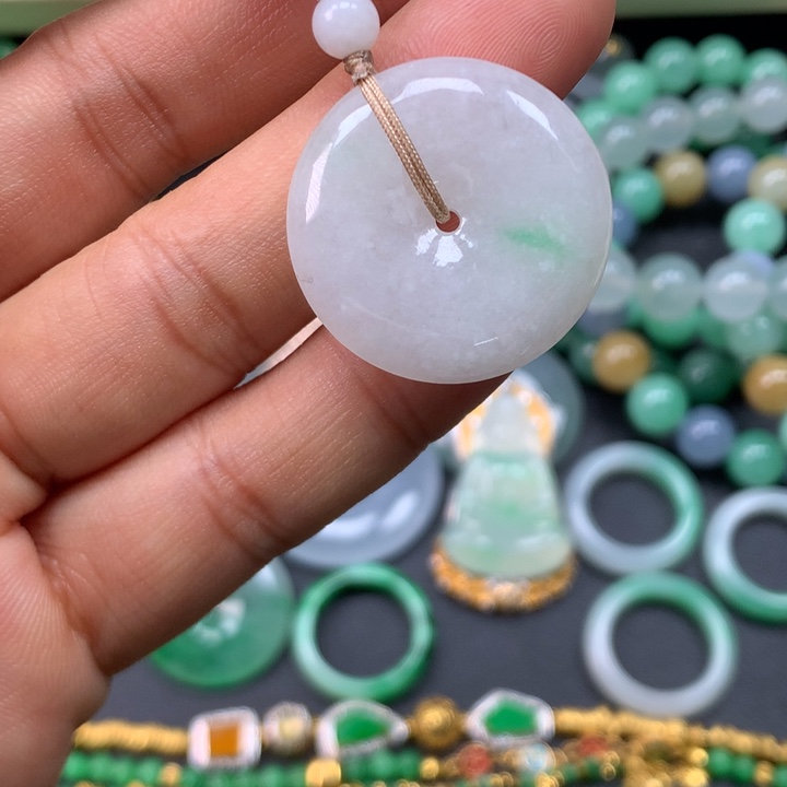 翡翠未镶嵌颈饰平安扣