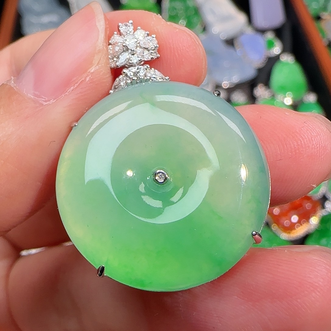 翡翠颈饰18K金镶嵌飘绿平安扣