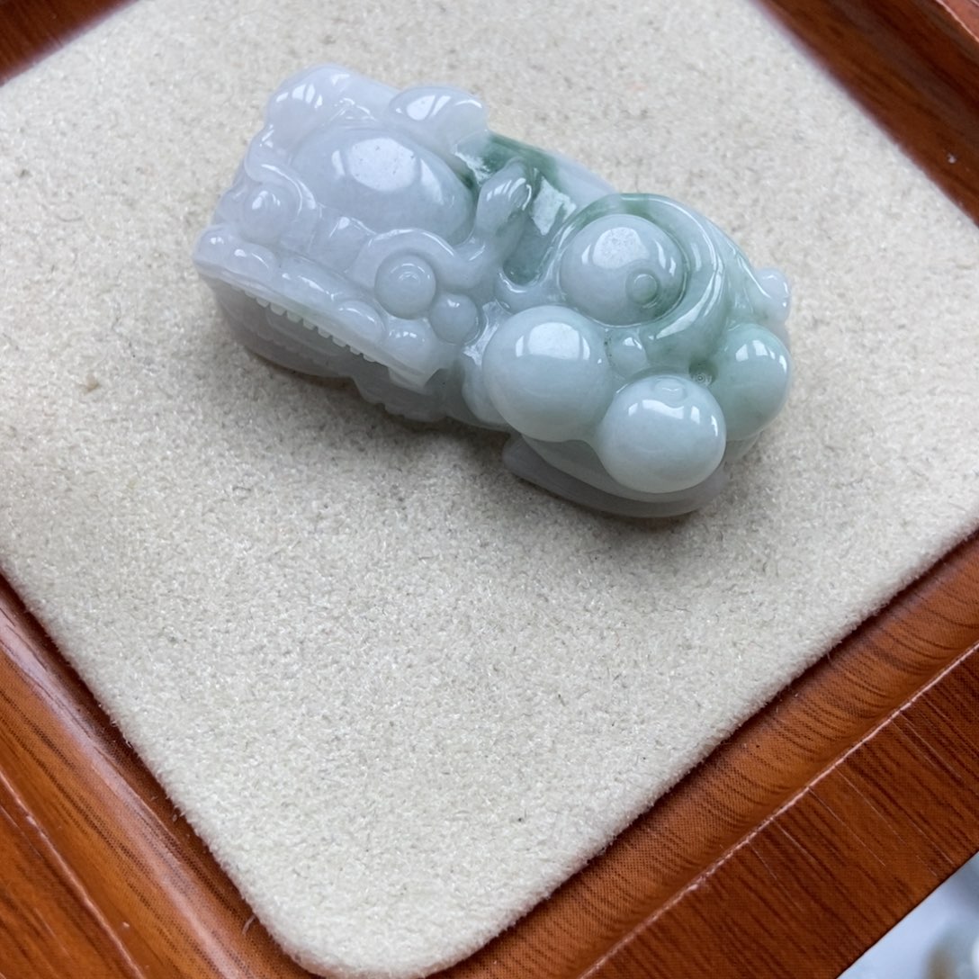 翡翠未镶嵌颈饰霸王