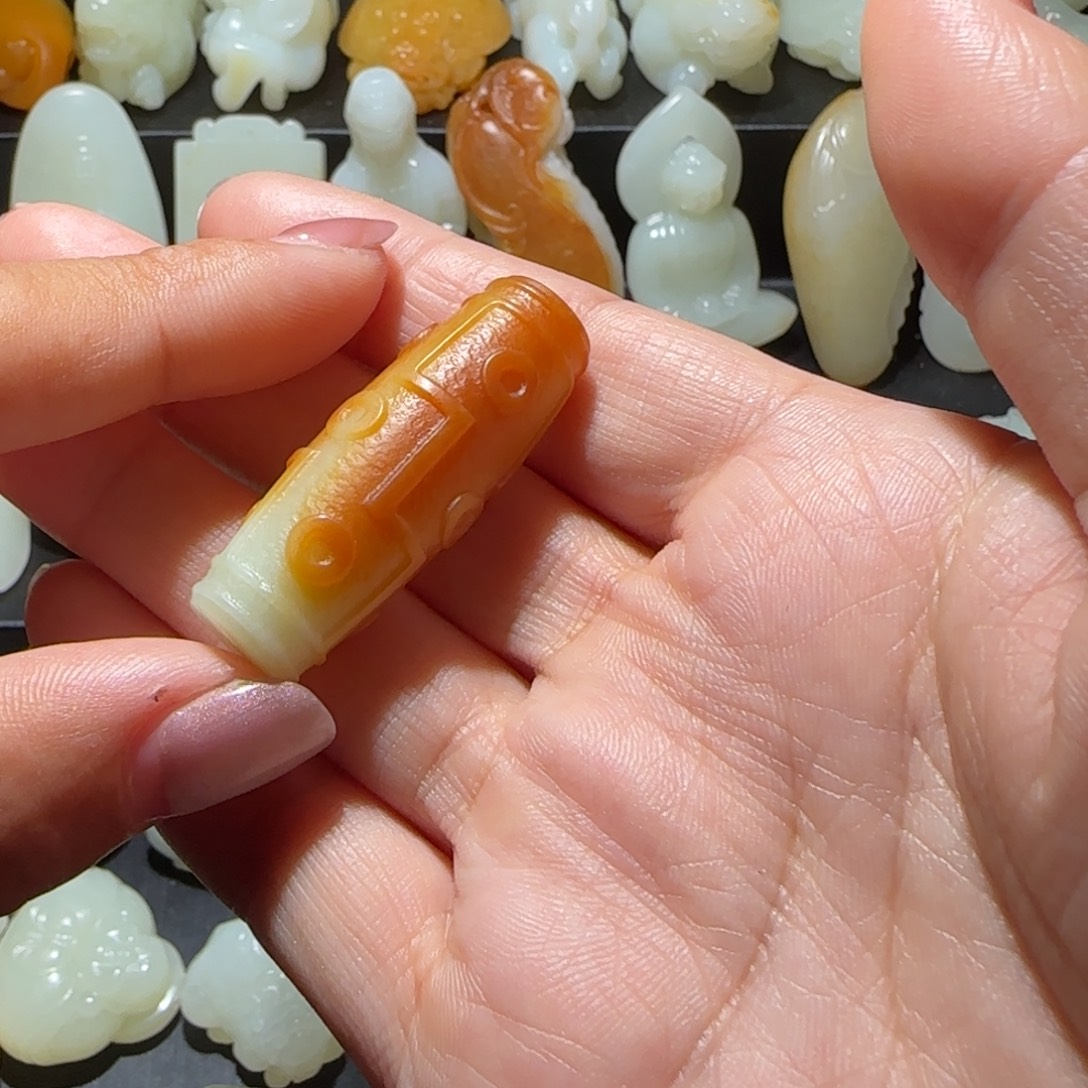 时***分和田玉未镶嵌颈饰