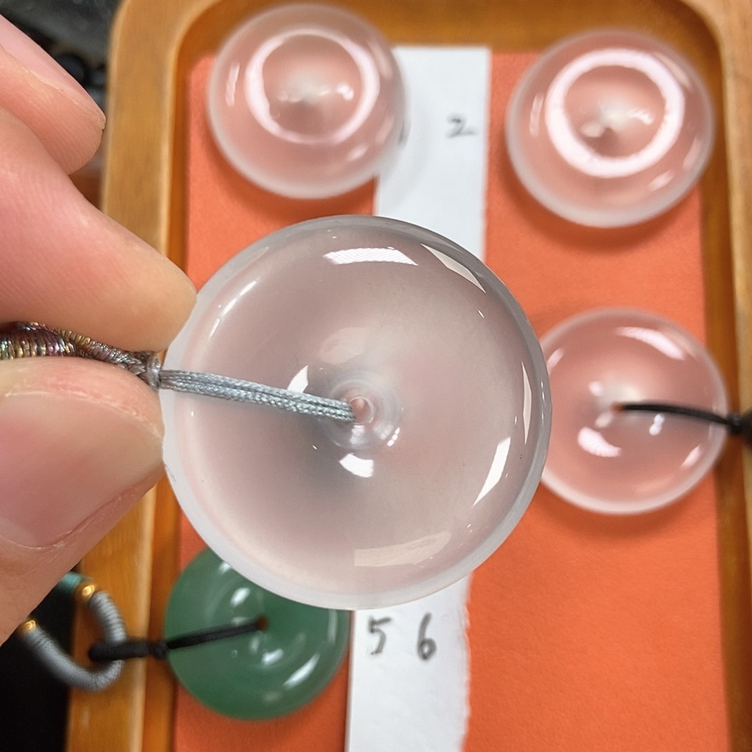 石英质玉未镶嵌颈饰平安扣