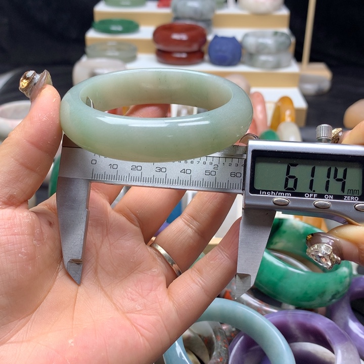 未镶嵌手镯石英质玉