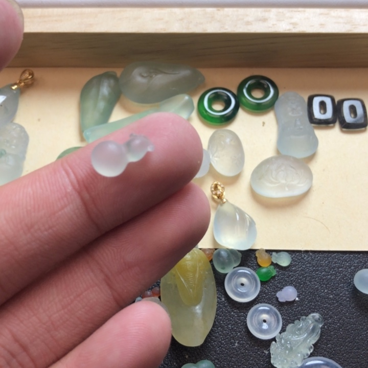 小***熠定制翡翠未镶嵌挂件