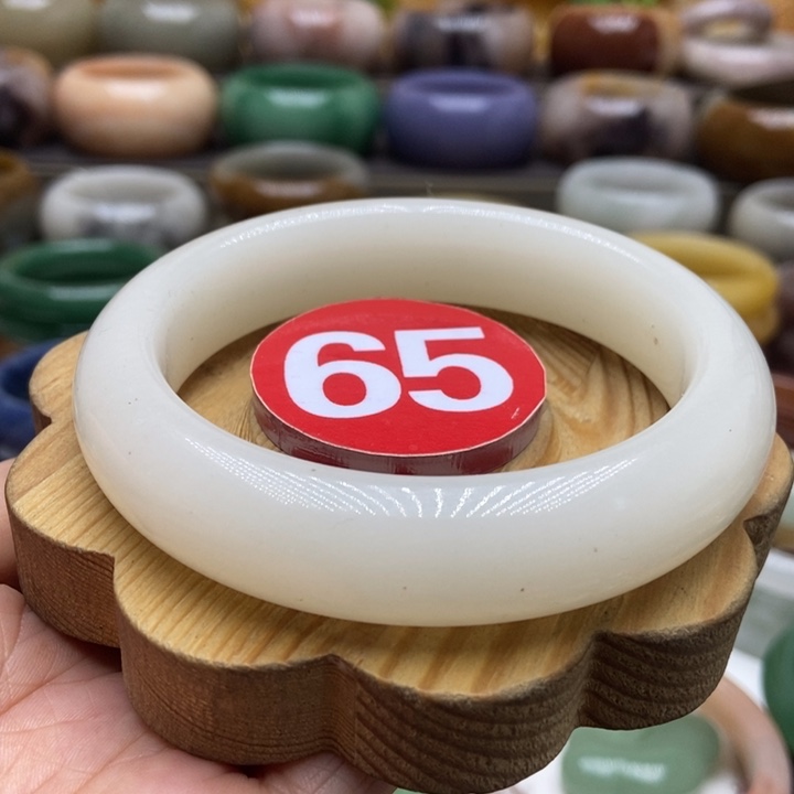 未镶嵌手镯石英质玉