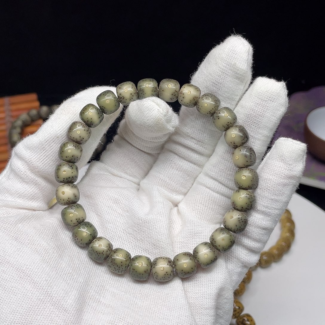 吊坠星月菩提19。9/8绿冰黄金瞳