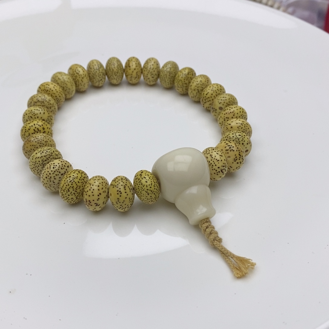 星月菩提吊坠14鸡油黄手持