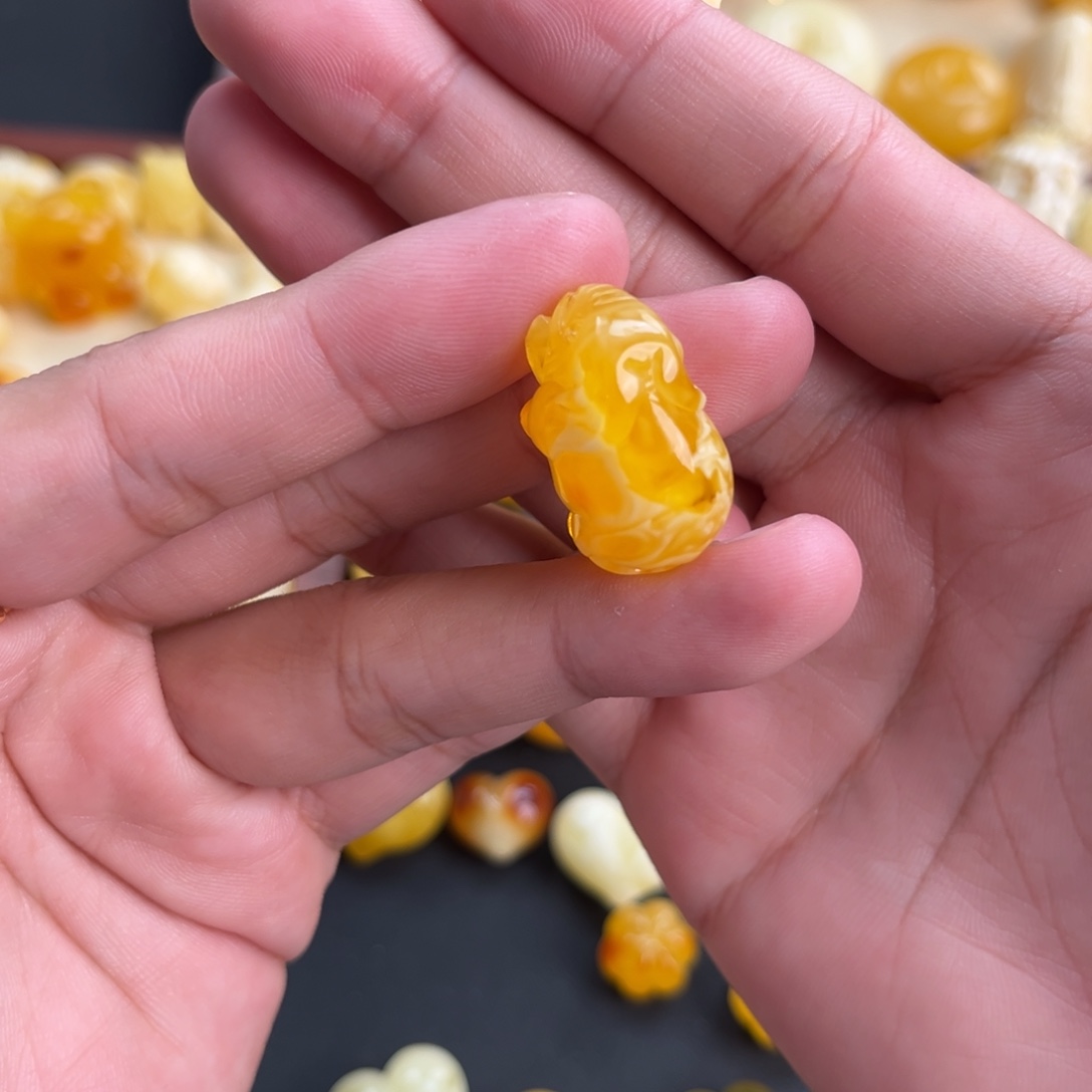 雨***辰琥珀未镶嵌珠宝奇石