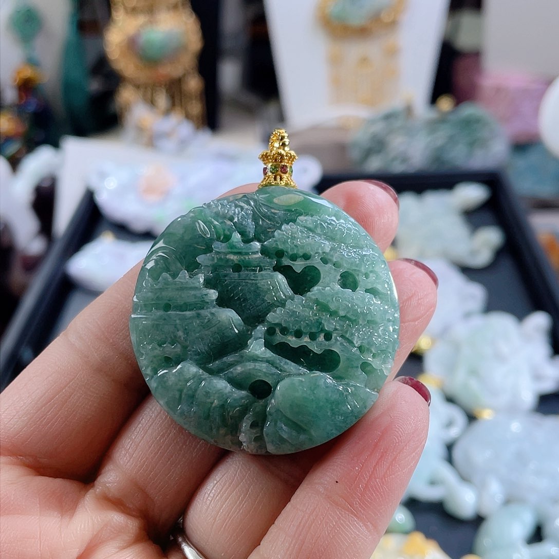 翡翠颈饰未镶嵌翡翠满绿山水