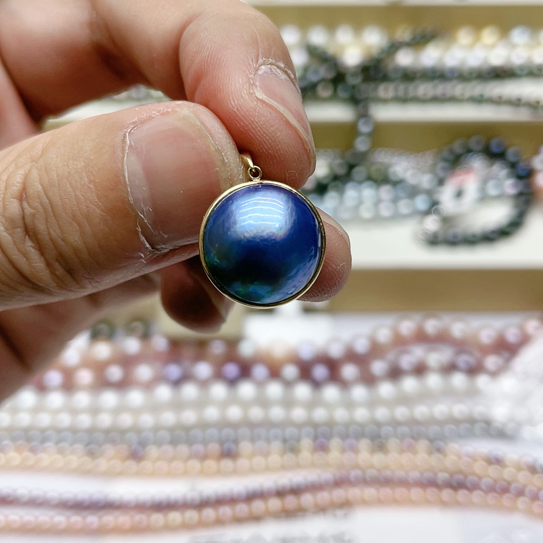 拼合珍珠（马贝珠）颈饰18K金镶嵌