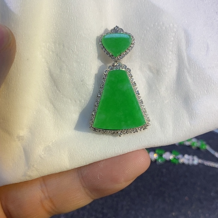 翡翠颈饰18K金镶嵌无事牌