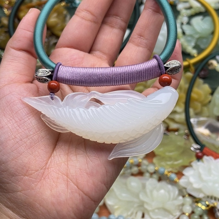 蛇纹石玉吊坠合金