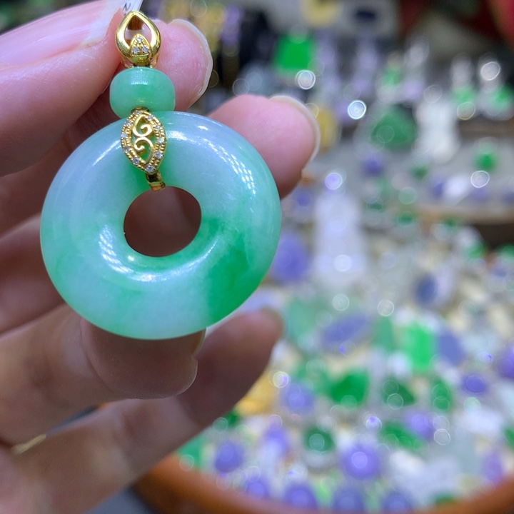 颈饰18K金镶嵌翡翠