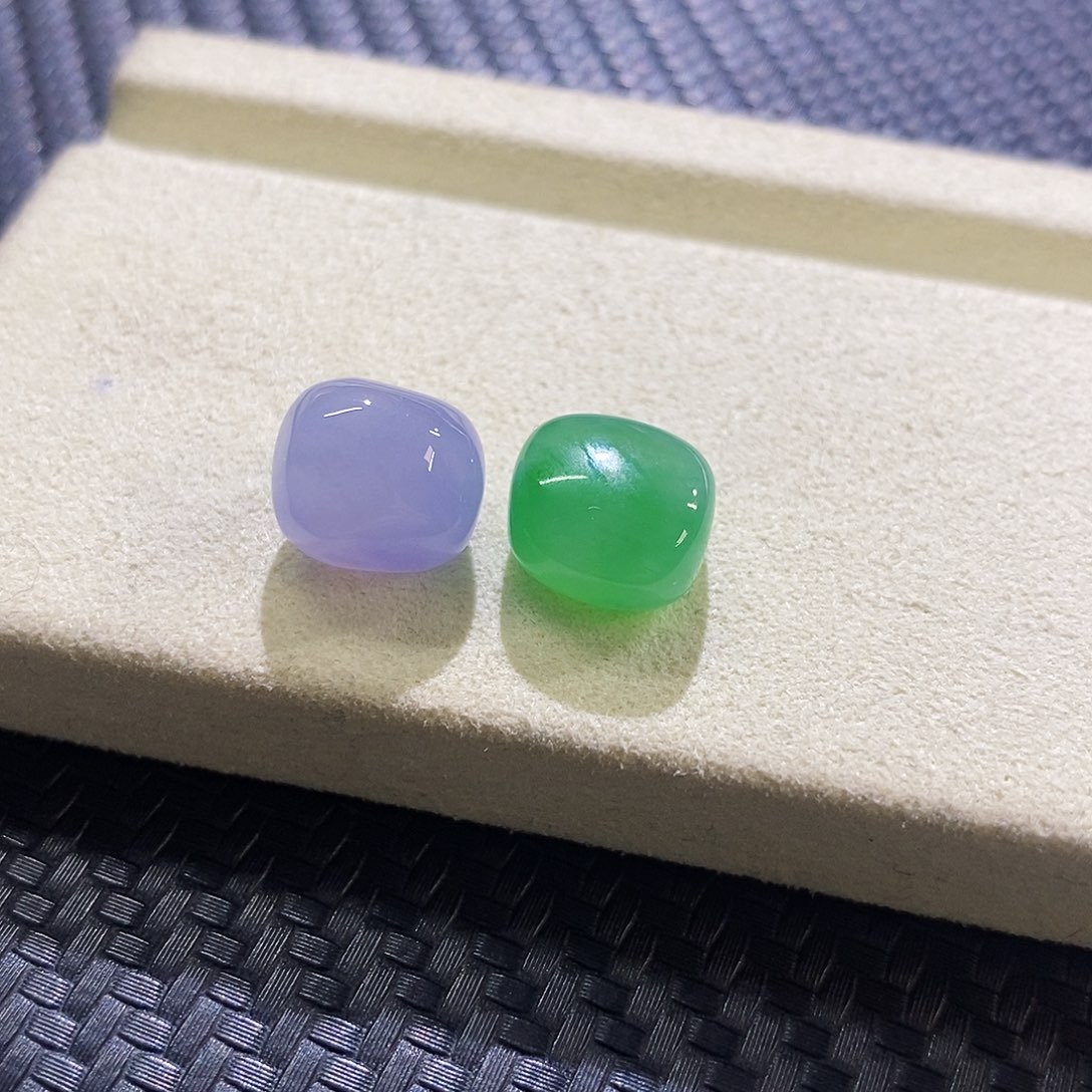 S***！翡翠未镶嵌挂件随行