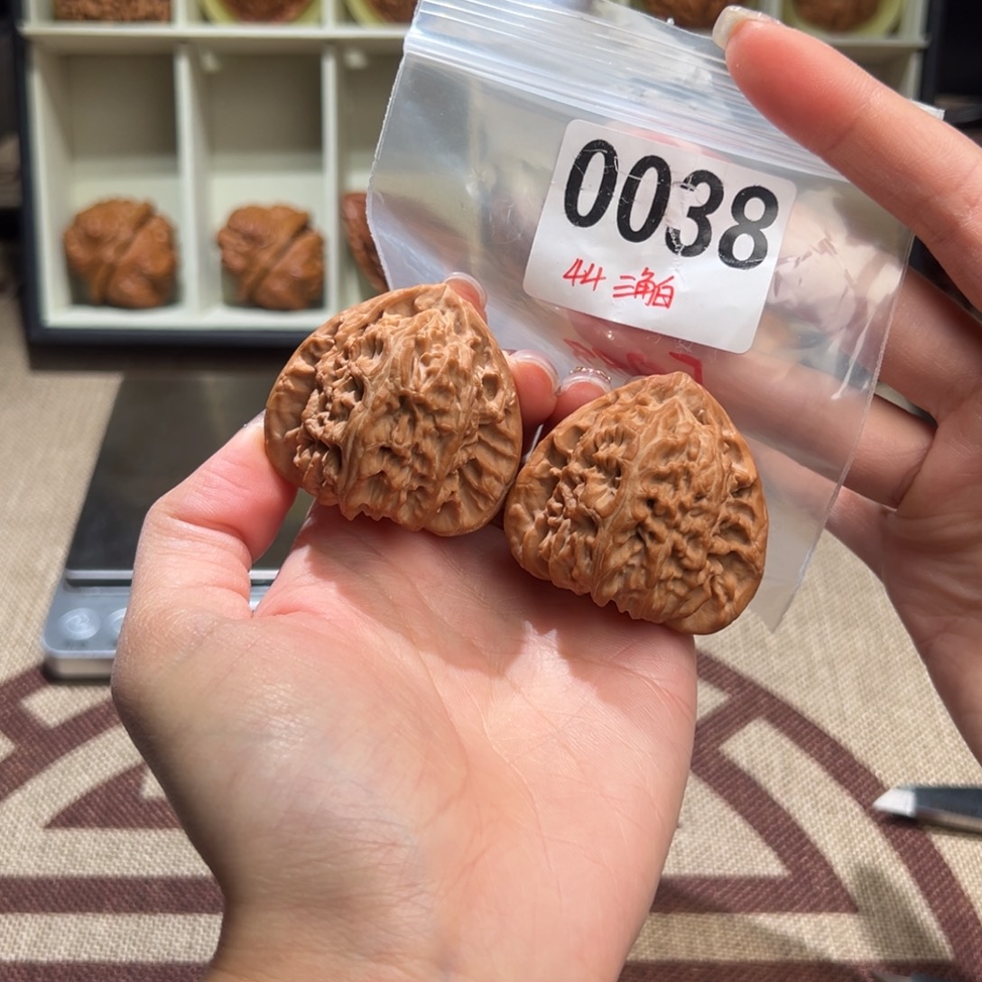 44三角白文玩核桃