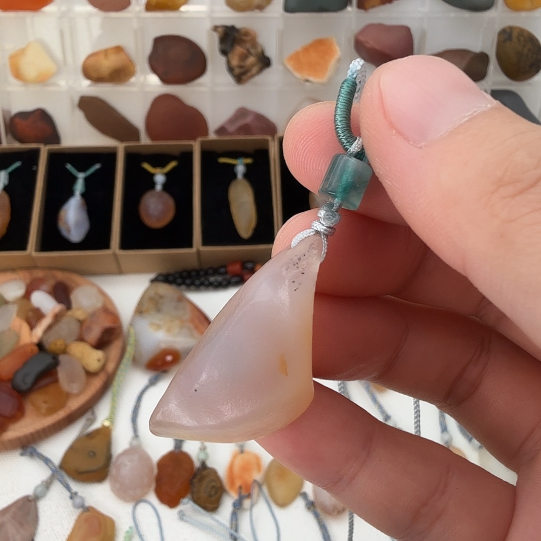 只买单纯的吊坠，没带链子，属的性质。