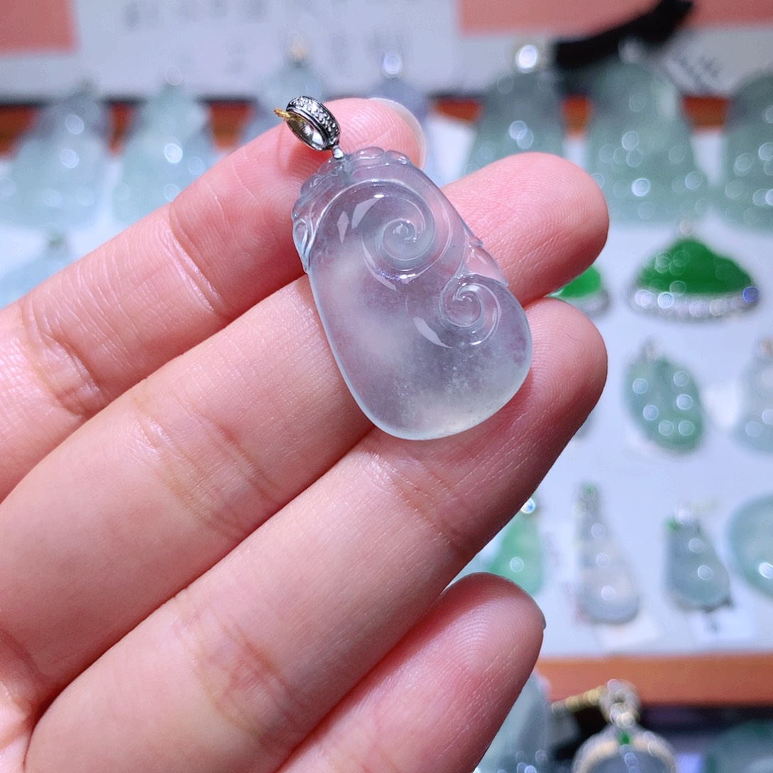 颈饰18K金镶嵌翡翠如意