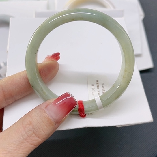 翡翠手镯未镶嵌A货