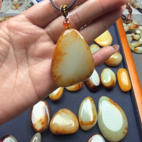 和田玉颈饰未镶嵌