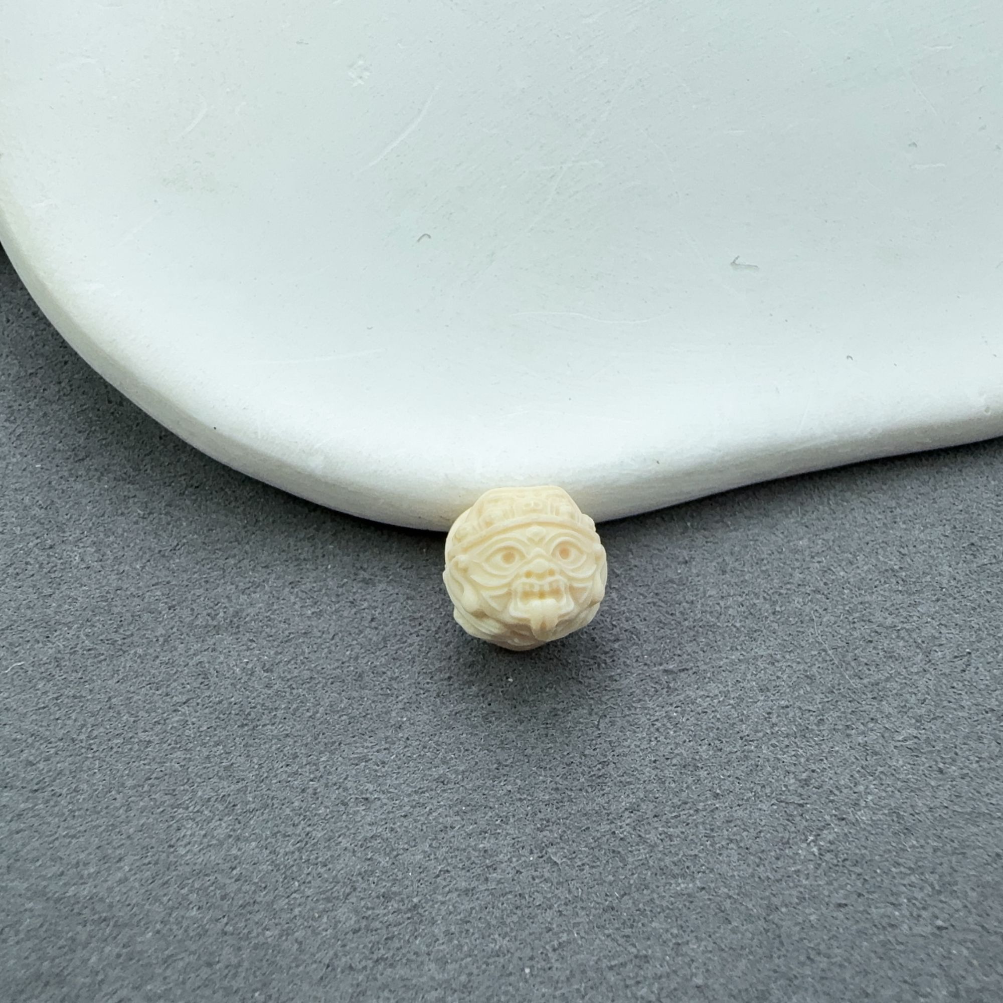 猛犸牙扎基拉姆圆珠雕刻件