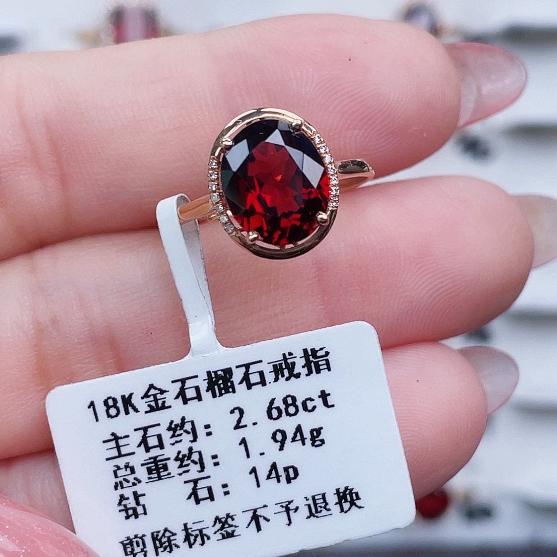 18K金镶嵌戒指石榴石