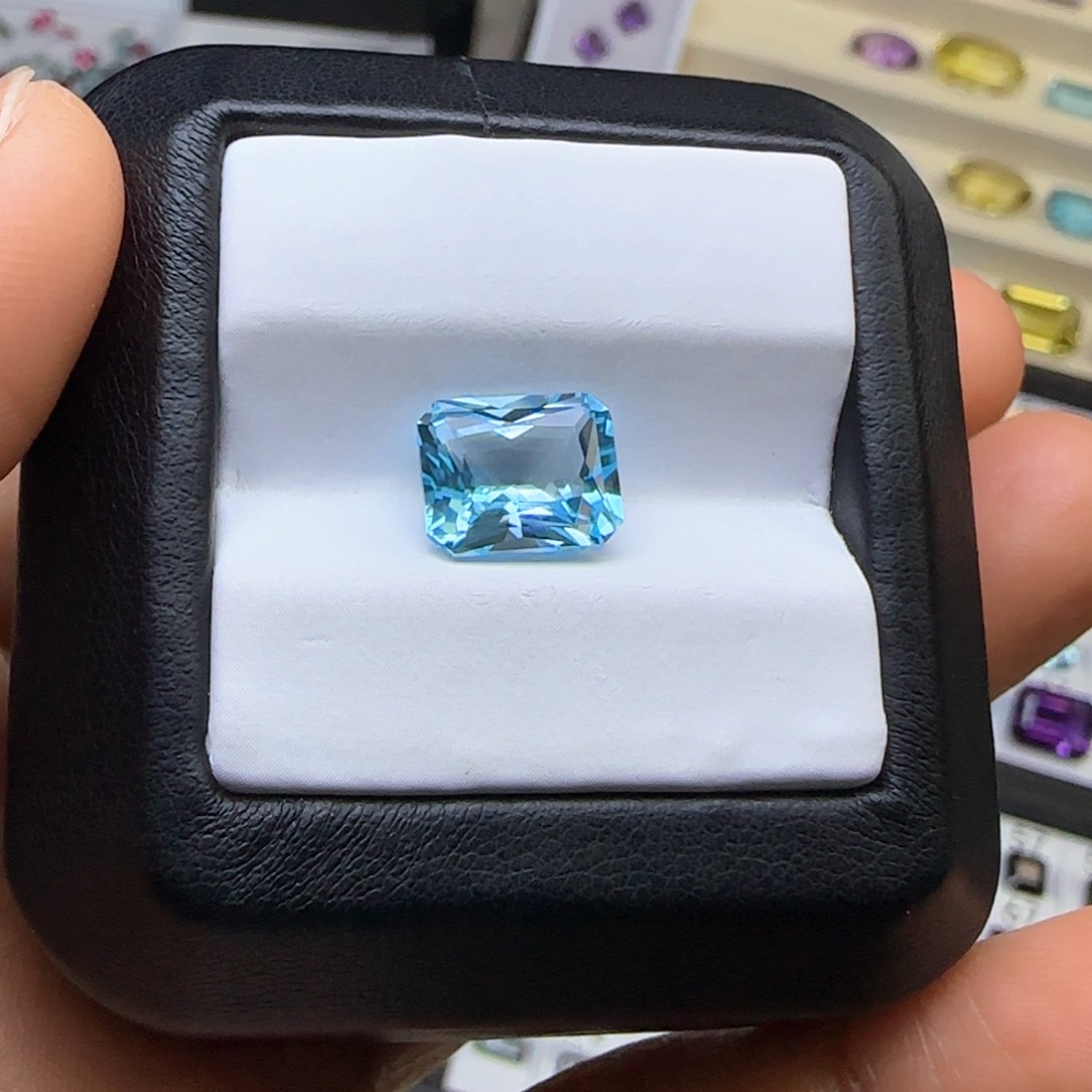 托帕石裸石未镶嵌天空蓝8*10毫米 约4克拉