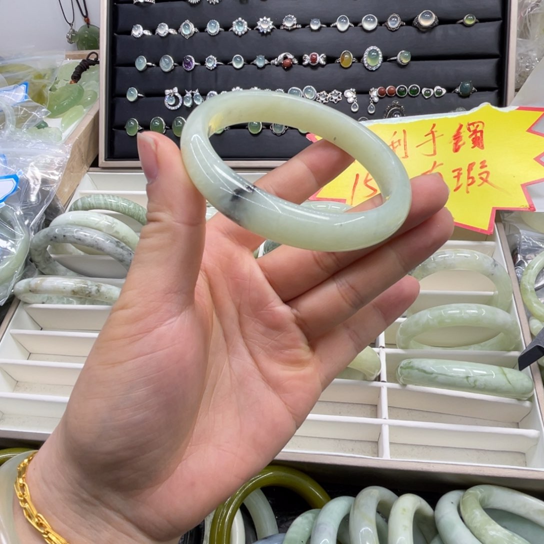 蛇纹石玉手镯未镶嵌61口径福利款有瑕疵