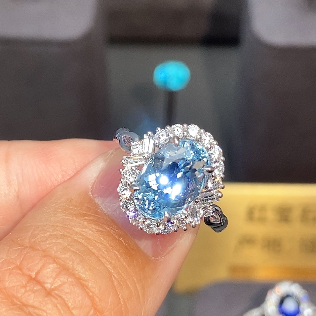 海蓝宝石戒指18K金镶嵌3.05克拉