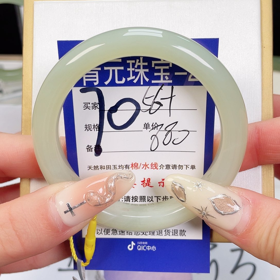 和田玉手镯未镶嵌