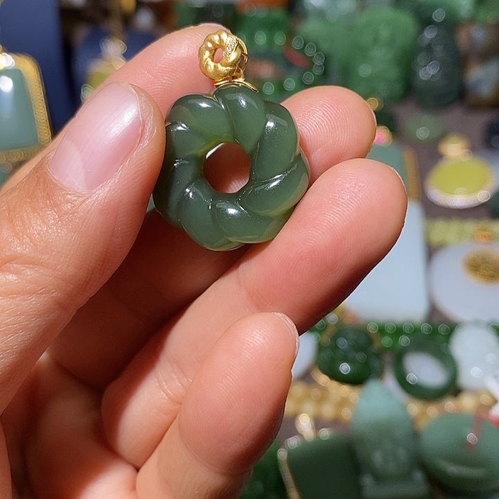 叮***e和田玉（碧玉）18K金镶嵌吊坠(不含链)
