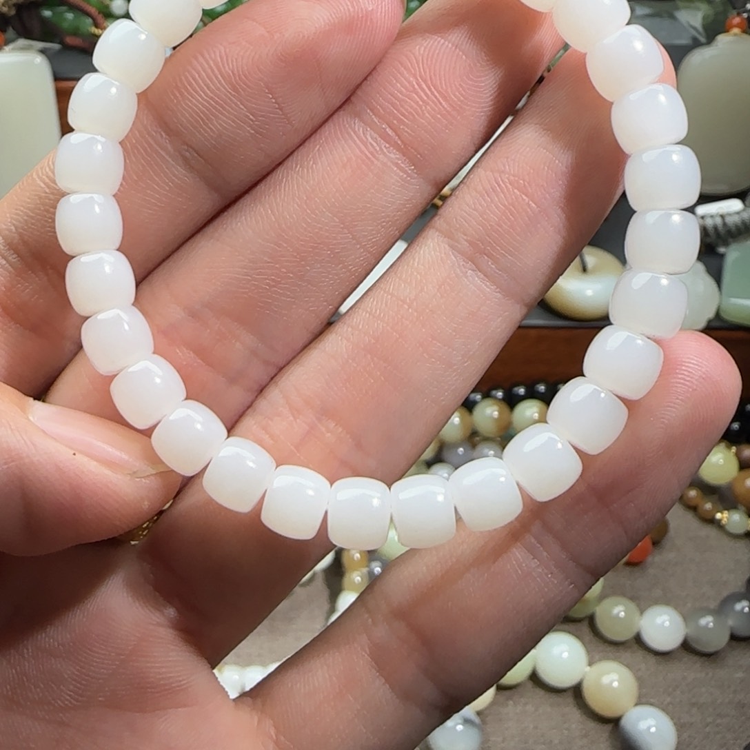 和田玉颈饰未镶嵌驰*?