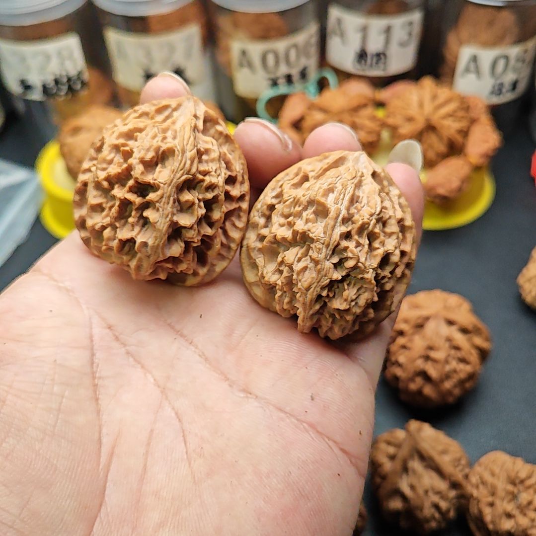 凌***￡文玩核桃把件苹果园