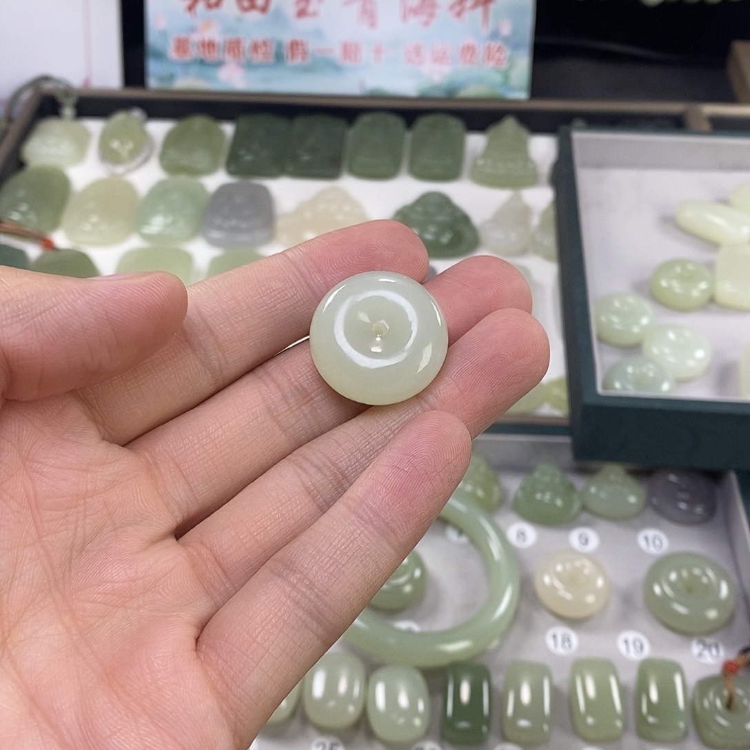 李***甜和田玉未镶嵌颈饰