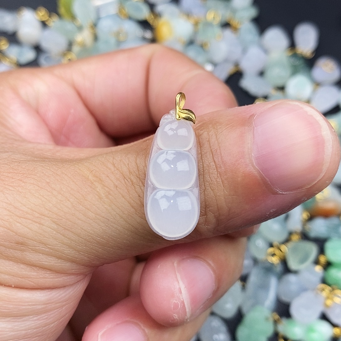 翡翠18K金镶嵌颈饰豆子