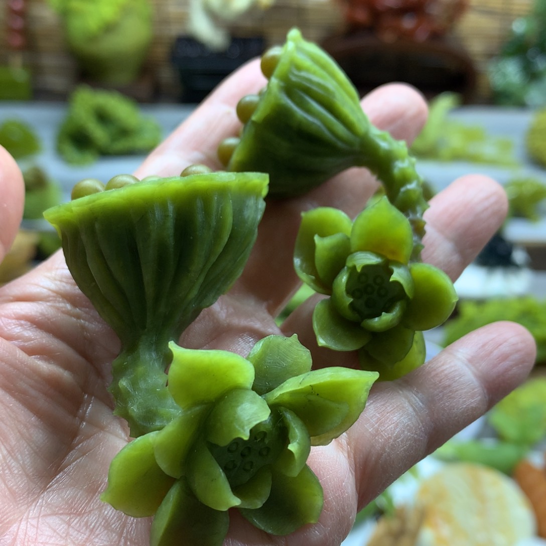 未镶嵌蛇纹石玉摆件椰****?