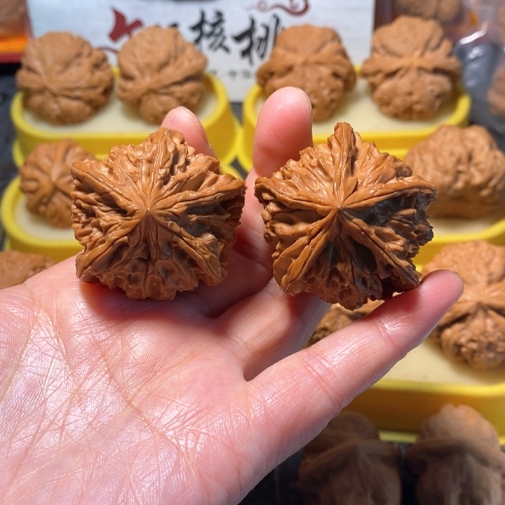 文玩核桃把件五棱天然。  41 42