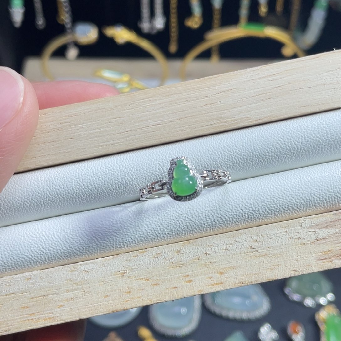 翡翠18K金镶嵌戒指