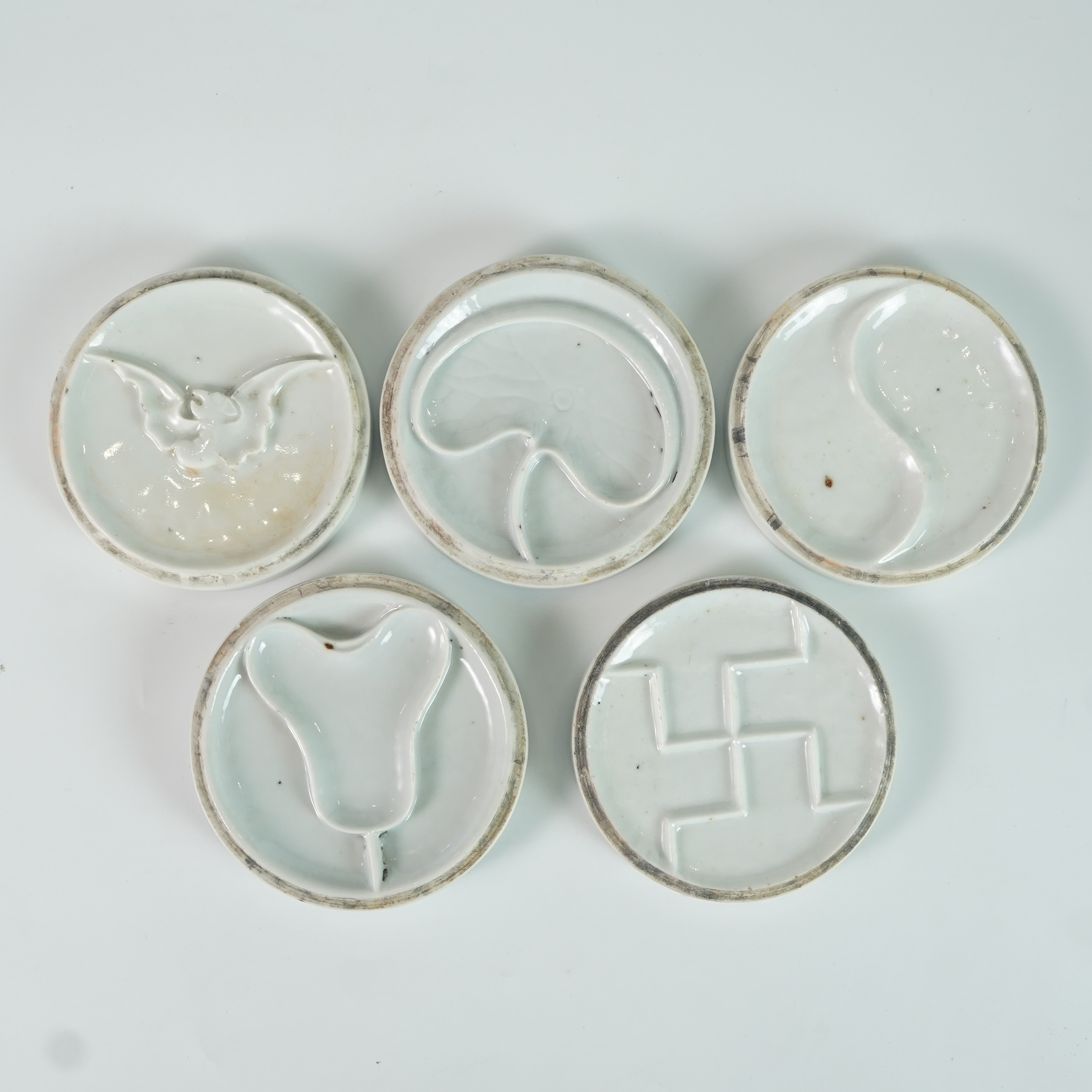 LPY250716001【十竹斋】清光绪白釉瓷塑分格调色砚