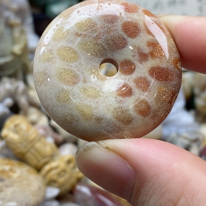 石英质玉未镶嵌颈饰有瑕