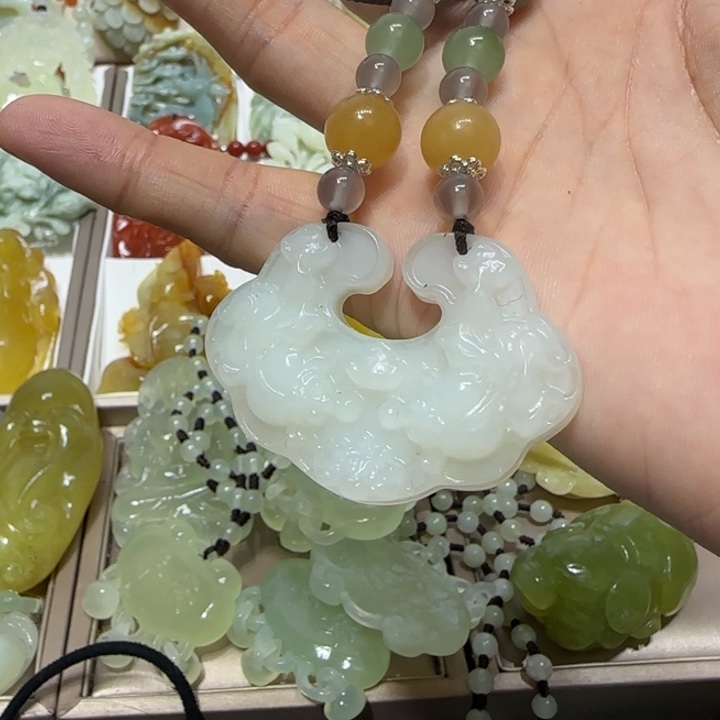 蛇纹石玉吊坠未镶嵌