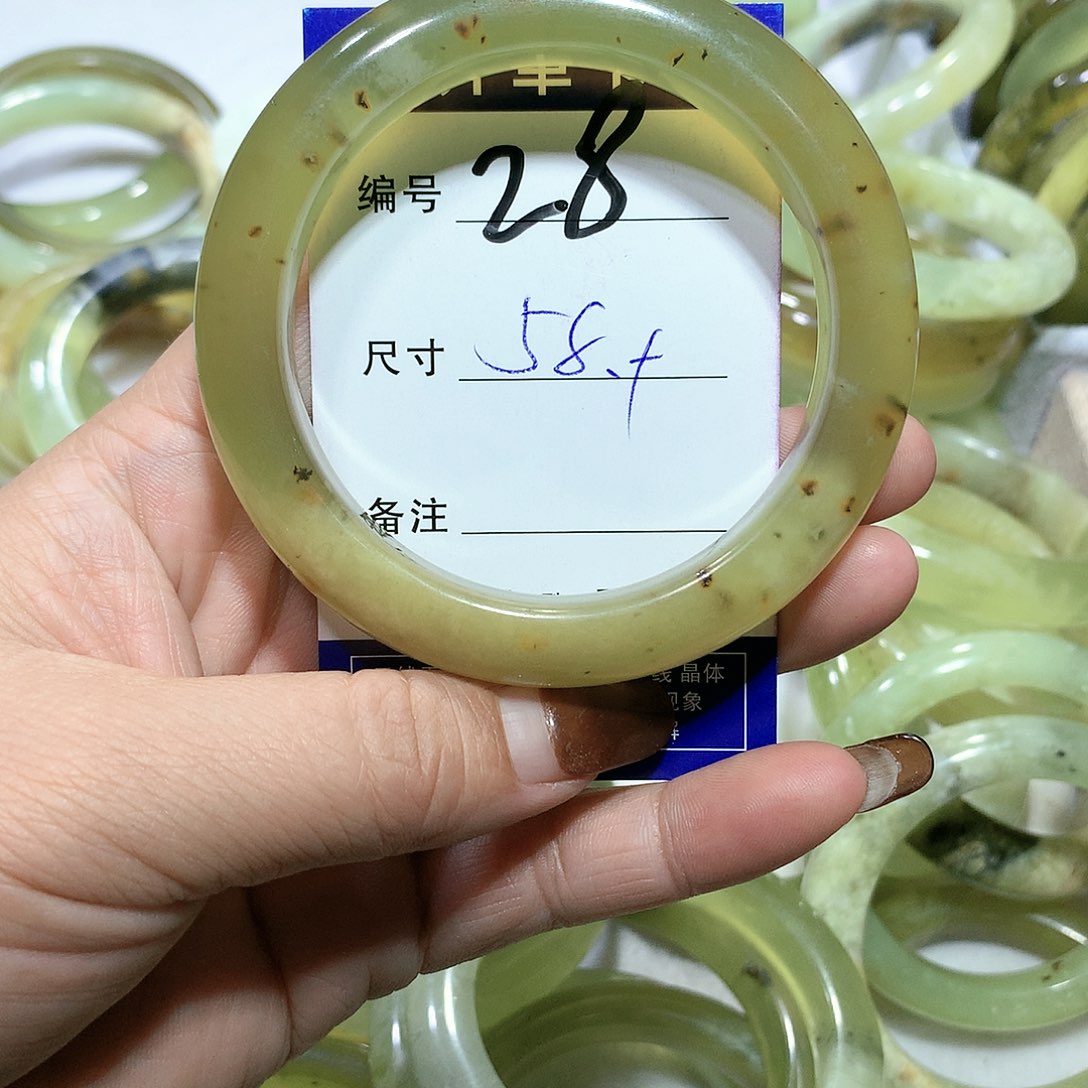 蛇纹石玉手镯未镶嵌