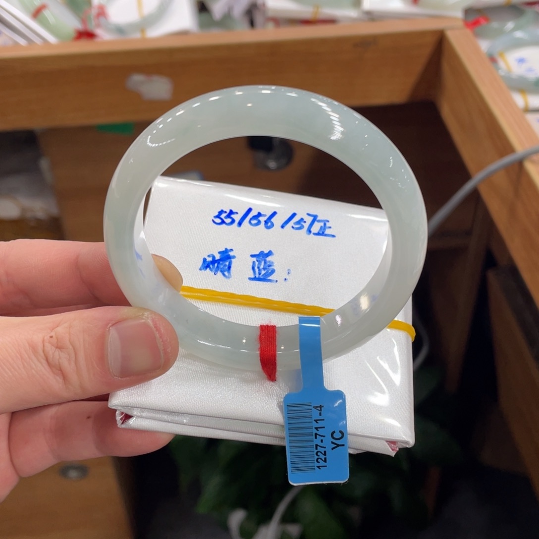 翡翠手镯未镶嵌翡翠