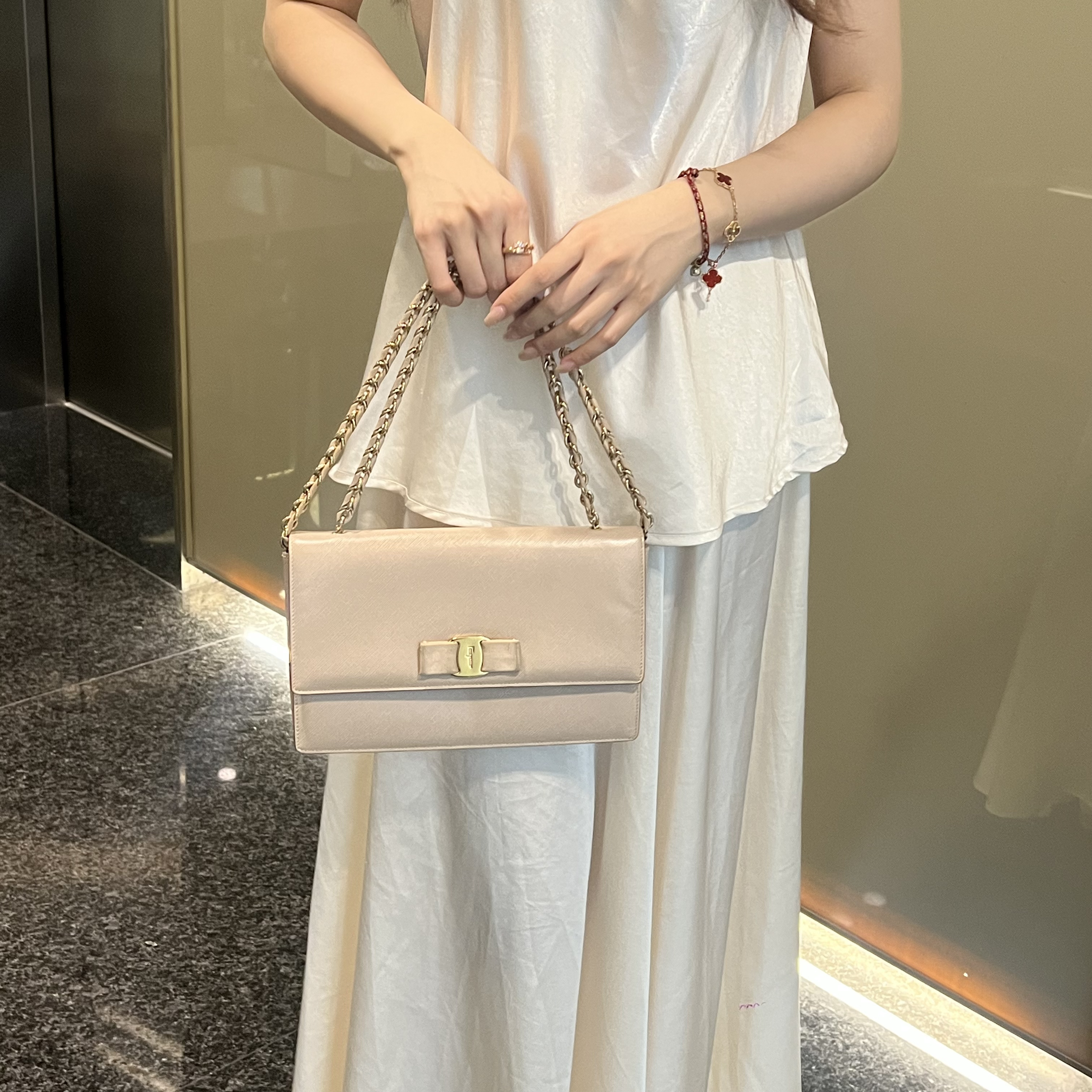 95新 FERRAGAMO/菲拉格慕 樱花粉蝴蝶结斜挎包/2319337